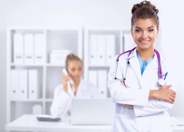Portrét mladé ženy lékař s bílým pláštěm stojící v nemocnici — Stock fotografie