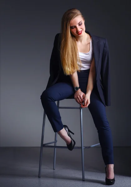 Jovem sentada em uma cadeira — Fotografia de Stock