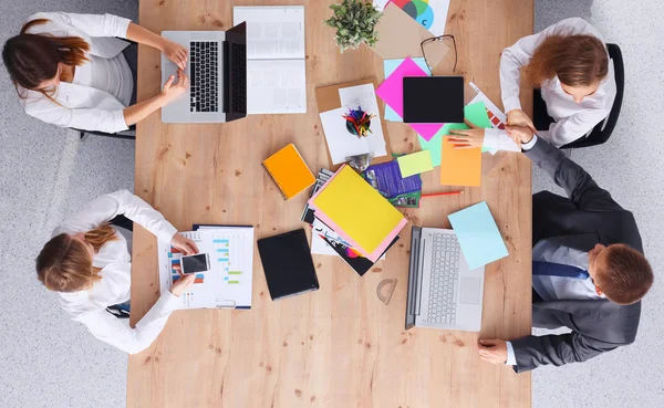 Uomini d'affari che siedono e discutono alla riunione di lavoro, in ufficio — Foto Stock