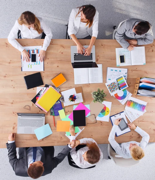 Gente de negocios sentada y discutiendo en la reunión de negocios, en la oficina — Foto de Stock