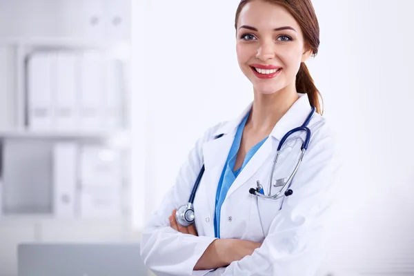 Portrait de jeune femme médecin avec manteau blanc debout à l'hôpital — Photo