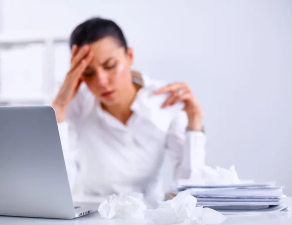 Gestresste Geschäftsfrau sitzt am Schreibtisch im Büro — Stockfoto