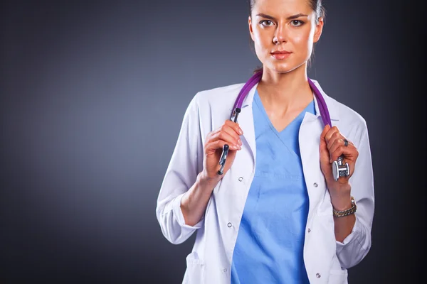 Jeune médecin femme avec stéthoscope isolé sur gris — Photo