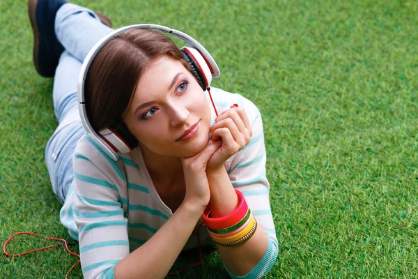 Mujer escuchando la música —  Fotos de Stock
