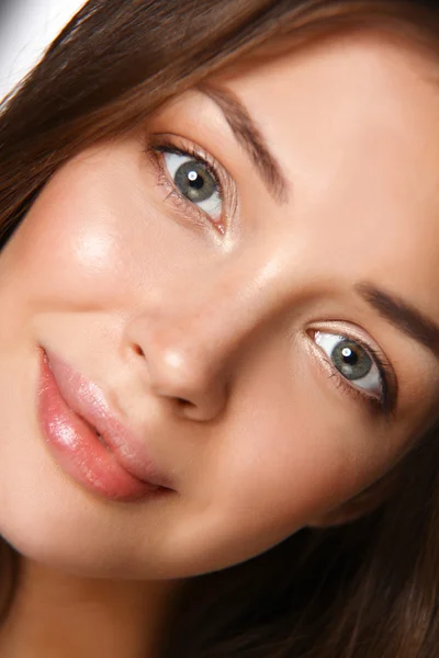 Retrato de cerca de la hermosa cara de mujer joven. Aislado sobre fondo blanco. — Foto de Stock