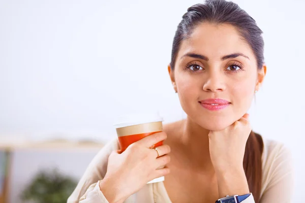 Hermosa mujer de negocios disfrutando del café en la oficina brillante —  Fotos de Stock