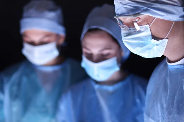 Teamchirurg aan het werk in de operatiekamer. — Stockfoto