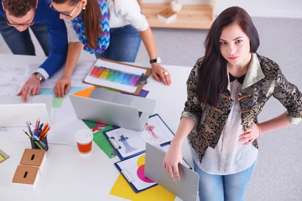 Jóvenes empresarios que trabajan en la oficina en un nuevo proyecto — Foto de Stock