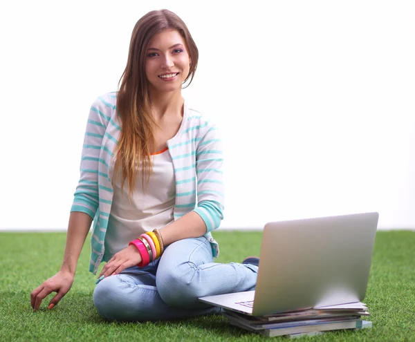 Giovane donna con computer portatile seduto su erba verde — Foto Stock