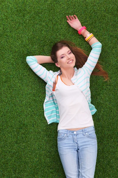 Bovenaanzicht van mooie jonge vrouw houden handen achter hoofd — Stockfoto