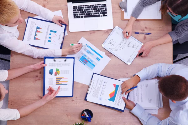 Gente de negocios sentada y discutiendo en reunión de negocios — Foto de Stock