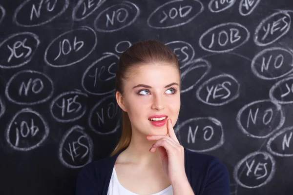 Denken jonge vrouw met Ja of nee keuze op grijze achtergrond — Stockfoto