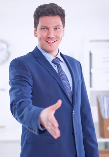 Concepto de negocio y oficina - hombre de negocios guapo con la mano abierta lista para el apretón de manos —  Fotos de Stock