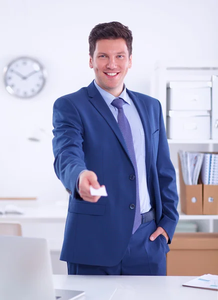 Portrait of young man holding blank white card — Stock Photo, Image