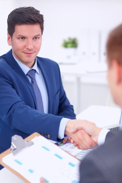 Geschäftsleute arbeiten mit Laptop im Büro — Stockfoto