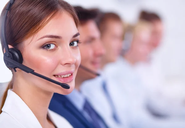 Atractivo Sonriendo jóvenes empresarios positivos y colegas en una oficina de call center — Foto de Stock