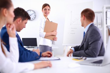 İş adamları iş toplantısında oturup tartışıyor.