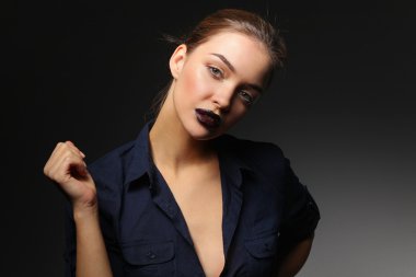 Güzel genç kadın yüz portresi kapatın. Siyah arka plan üzerine izole.