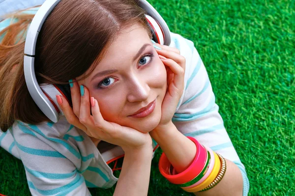 Mulher ouvindo a música — Fotografia de Stock