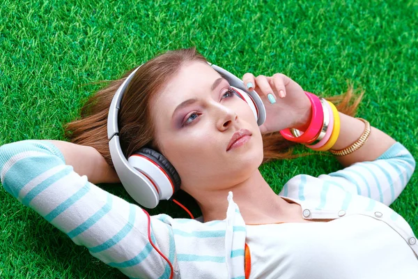 音楽を聴いている女性 — ストック写真