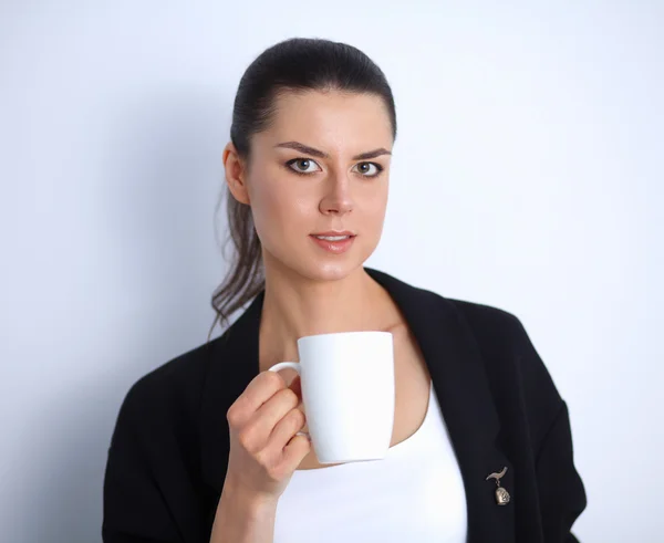 Young woman holding a mug, isolated on white background — Stock Photo, Image