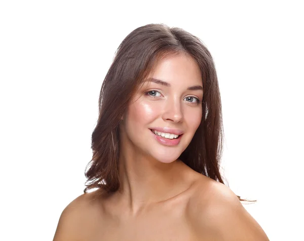 Närbild porträtt av vacker ung kvinna ansikte. Isolerad på vit bakgrund. — Stockfoto
