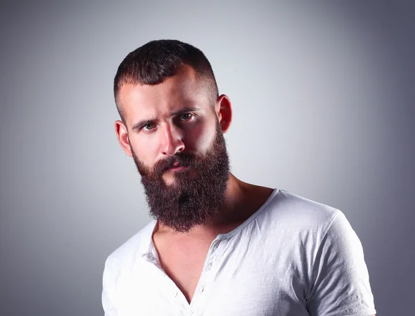 Retrato de homem barbudo bonito em pé, isolado sobre fundo cinza — Fotografia de Stock