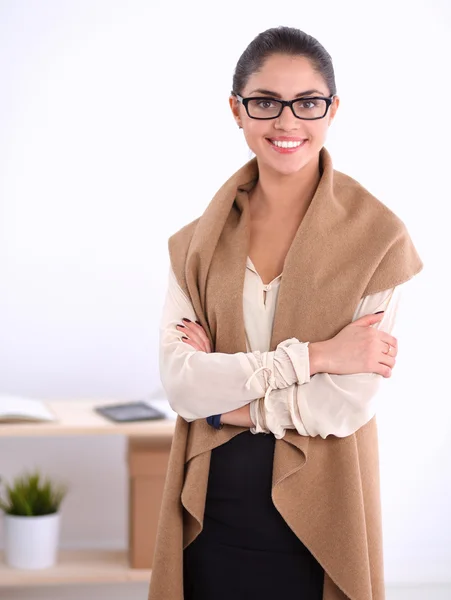 Portrait of business woman standing with crossed arms in office — Stock Photo, Image