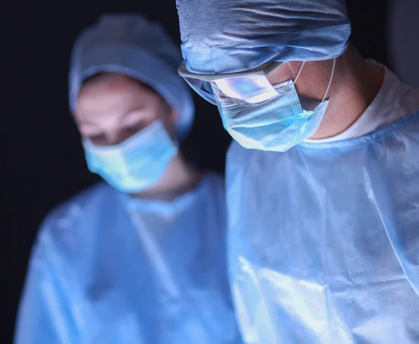 Teamchirurg aan het werk in de operatiekamer. — Stockfoto