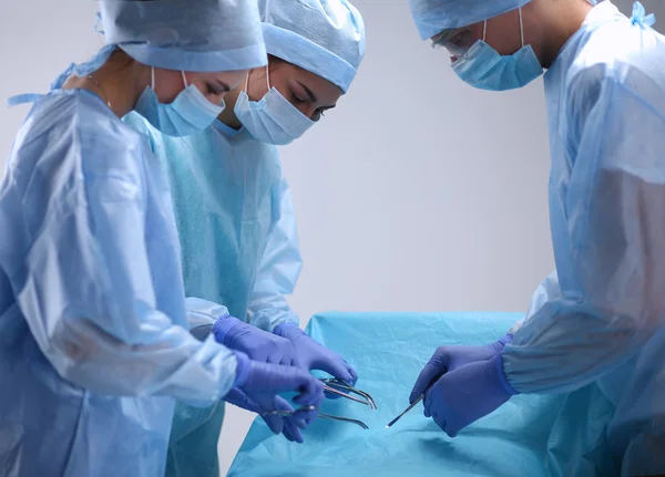 Cirurgião de equipa a trabalhar na sala de operações. — Fotografia de Stock