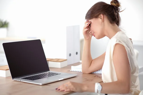 Retrato de mulher de negócios jovem cansado com computador portátil no escritório — Fotografia de Stock