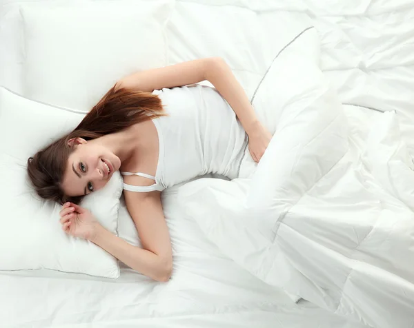 Bella ragazza dorme in camera da letto, sdraiata sul letto — Foto Stock