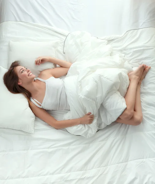 Belle fille dort dans la chambre, couchée sur le lit — Photo