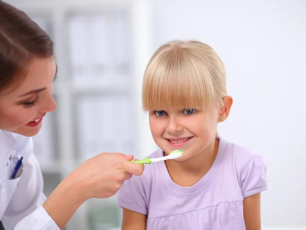 Dentista y niña en el consultorio del dentista — Foto de Stock