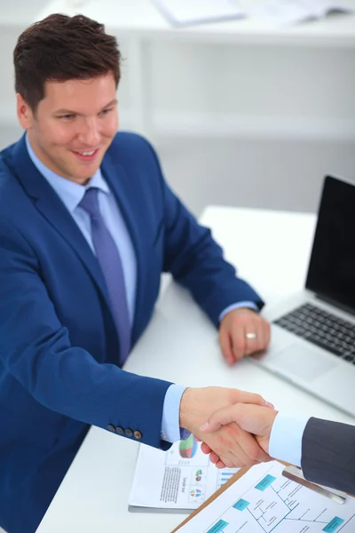 Gente de negocios dándose la mano, terminando una reunión — Foto de Stock