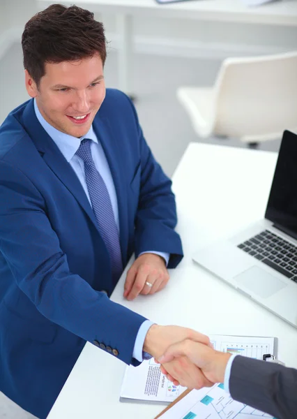 Geschäftsleute schütteln Hände, beenden ein Meeting — Stockfoto