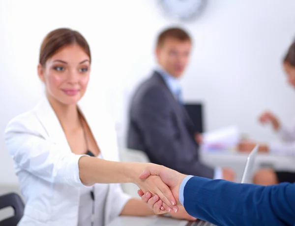 Gente de negocios dándose la mano, terminando una reunión, en la oficina —  Fotos de Stock