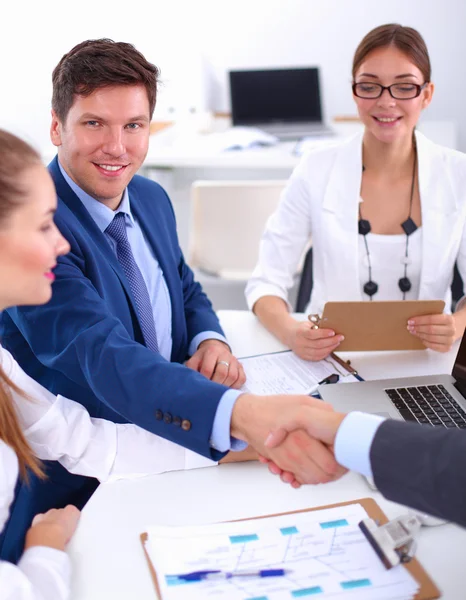 Zakenmensen schudden elkaar de hand, ronden een vergadering af, in functie — Stockfoto