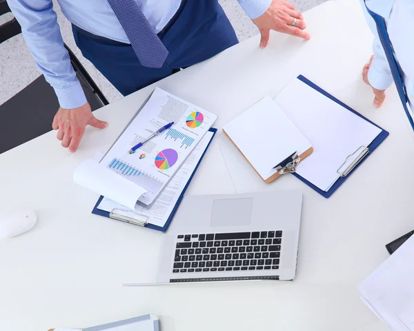 Zakenmensen zitten en discussiëren op zakelijke bijeenkomst — Stockfoto