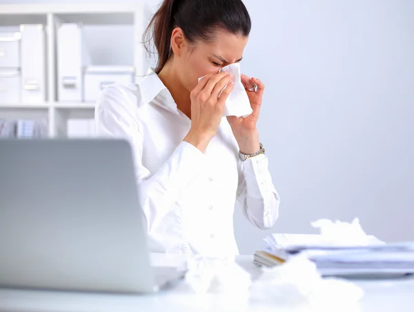 Zestresowana bizneswoman siedzi przy biurku w biurze — Zdjęcie stockowe