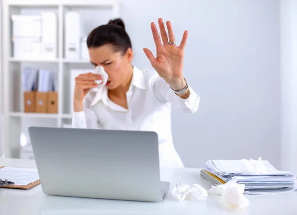 Gestresste Geschäftsfrau sitzt am Schreibtisch im Büro — Stockfoto