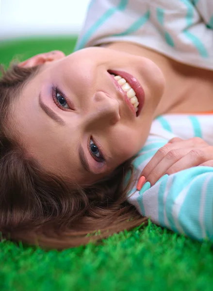 Beautiful young woman holding hands behind head — Stock Photo, Image