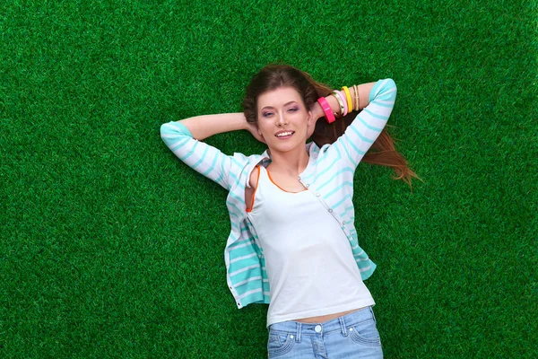 Mooie jonge vrouw houden handen achter hoofd — Stockfoto