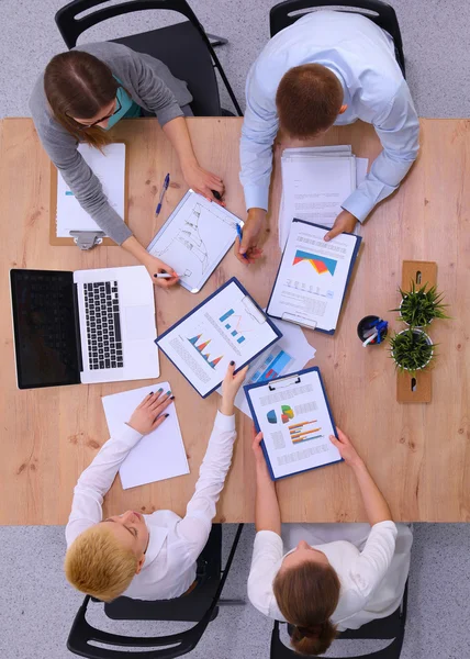 Gente de negocios sentada y discutiendo en la reunión de negocios, en la oficina — Foto de Stock