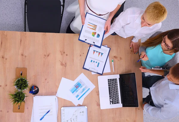 Uomini d'affari che siedono e discutono alla riunione di lavoro, in ufficio — Foto Stock