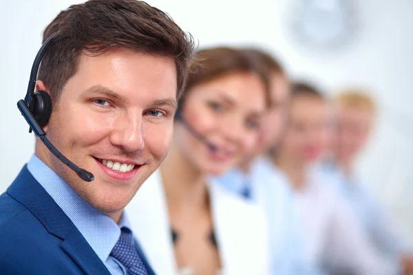 Atractivo Sonriendo jóvenes empresarios positivos y colegas en una oficina de call center —  Fotos de Stock