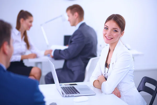 Hermosos jóvenes empresarios con colegas discutiendo en el fondo — Foto de Stock