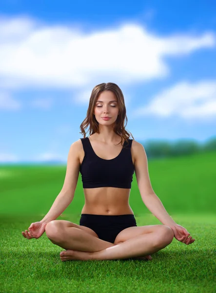 Mujer joven practicando yoga en posición de loto —  Fotos de Stock