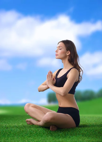 Молода жінка практикує йогу в позі лотоса — стокове фото