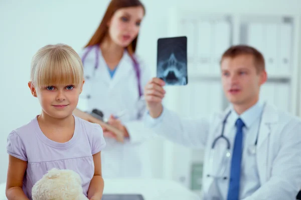 Médico femenino examinando a un niño con estetoscopio en cirugía — Foto de Stock